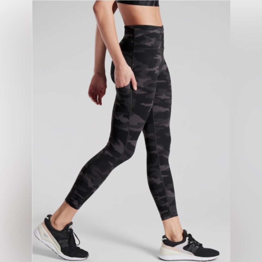 NWT Athleta Ultimate Stash Pocket 7/8 Camo Tight size Lg